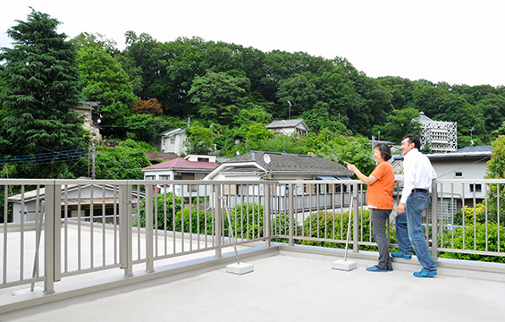 屋上がもたらす価値は、景色を眺める事に留まらず、バーベキューなどの新たな屋外の使い方や太陽光発電などを活用したコスト削減のための有効活用も可能。
