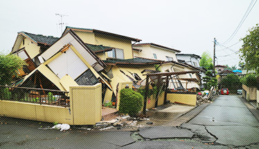 2度の震度7。前震に耐えた住宅でも、本震で倒壊に。