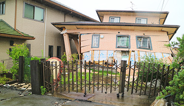 新耐震基準でも被害。2000年基準（木造住宅）、耐震等級2でも倒壊。